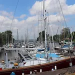ספינת מלון Hausboot Lina, פלאנסבורג