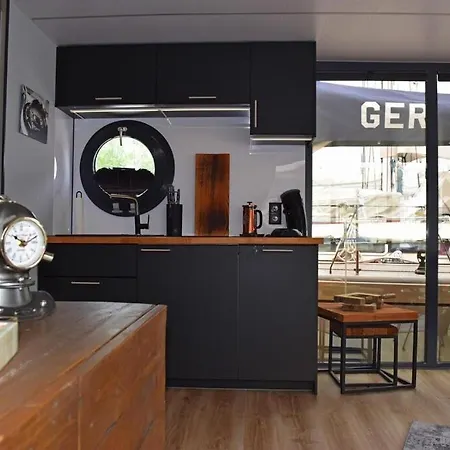 Hausboot Lina, Bateau-hôtel Flensbourg