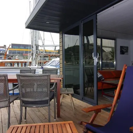 Botel Hausboot Lina In *