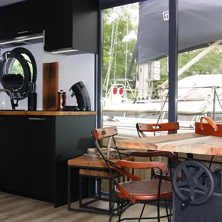 Botel Hausboot Lina,