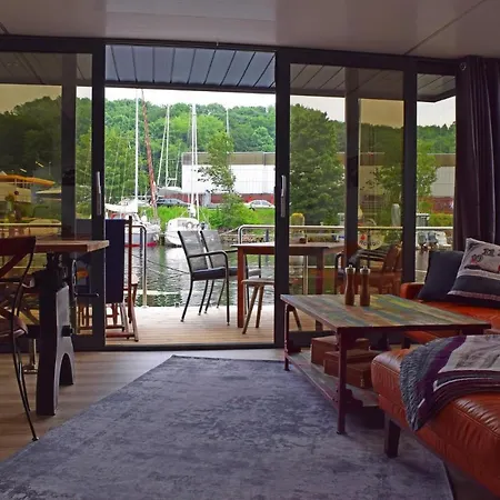 Hausboot Lina In *