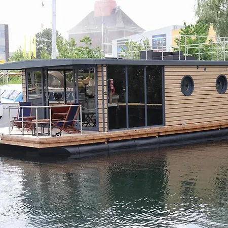 Hausboot Lina, 船屋 *