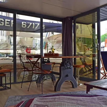 Hausboot Lina, Bateau-hôtel *