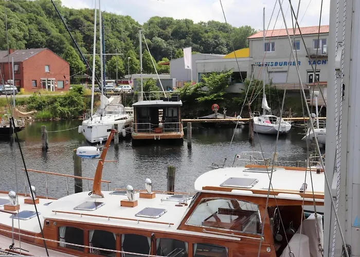 Båthotell Hausboot Lina,